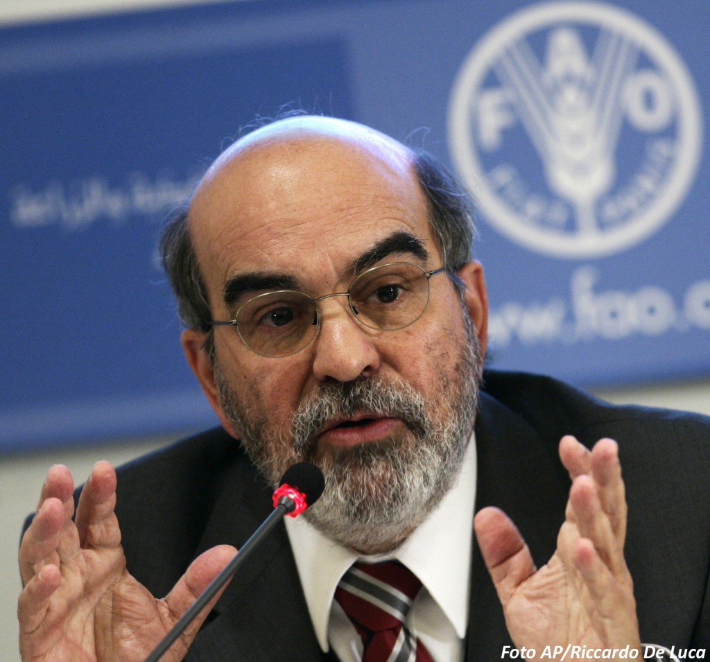 José Graziano da Silva,  director-general of the United Nations Food and Agriculture Organization addresses a crowd. Photo credit: idealmt.com.br